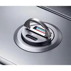 Carregador veicular rápido, entrada 12–24V, saída USB/USB-C, compatível com QC3.0 e PD.