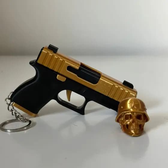 Chaveiro Plástico Miniatura Decorativo Pistola G45 + CHAVEIRO CAVEIRA