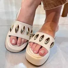 Papete feminina tamanco sola alta flatform com detalhes lesma dourada tamanco fashion rasteirinha lançamento  Estefani