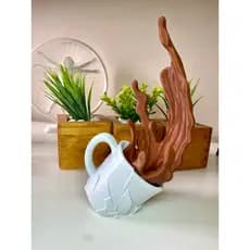 Decoração para o cantinho do café Xicara grande e pequena com liquido derramando em impressão 3D