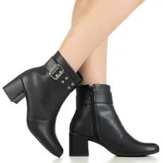 Bota Feminina GiGiL Bico Redondo Cano Curto Salto Grosso Médio Detalhe Lateral Fivela Elegante