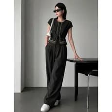 REF: AS1990 - Conjunto feminino composto por blusa com cinto e calça. A blusa possui decote redondo