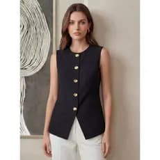 REF: AS1831 - Blusa feminina sem mangas, com decote redondo, frente aberta, botões metálicos e bolsos decorativos.