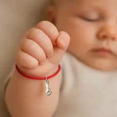 Pulseira Kabbalah Baby Figa em Cetim Vermelho Ajustável