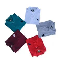 camiseta gola polo bordada em cores e logos variados uso casual dia dia