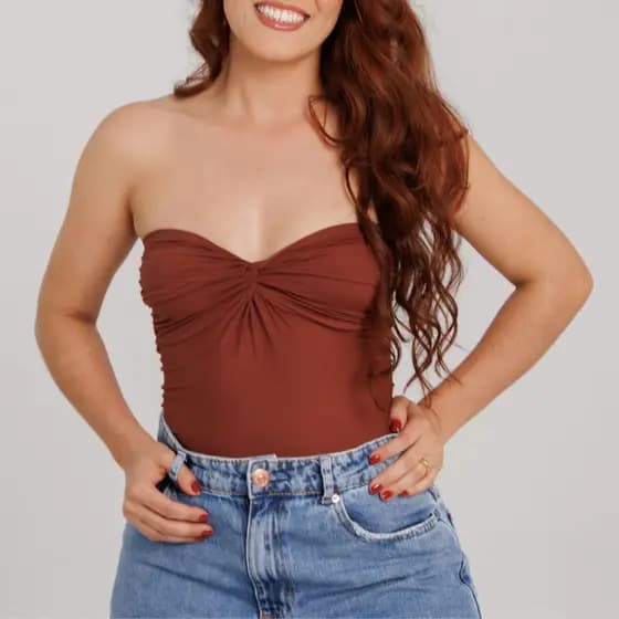 Blusa Tomara que Caia nó decotado em Poliamida  Feminino Moda Verão