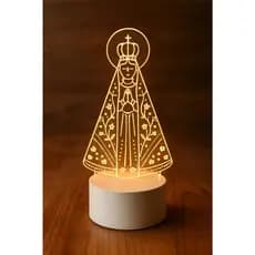 Luminária LED Acrílico 3D Aparecida – Abajur de Mesa Criativo, 3 Cores, Luz Noturna, Tomada, Decorativa