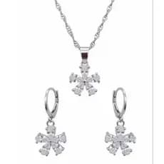 Conjunto Colar e Brincos Flor de Neve em Cristais Brilhantes - Prata com Zircônias