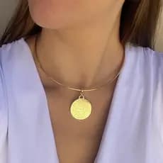 Colar Choker Feminino Elo Aro Rigido Fino Liso com Pingente Medalha Oração Pai Nosso Folheado Ouro Tendência