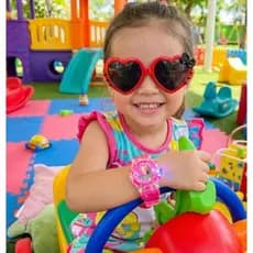 Kit Relógio Infantil Digital Pisca Luz Led Toca Musica Princesas Disney + Óculos de Sol Coração Laço Formato Coração