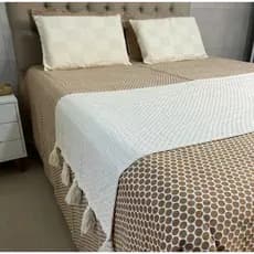 PESEIRA PARA CAMA CASAL QUEEN KING COM POMPOM