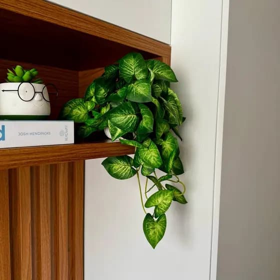 Arranjo Pendente com Folhagem Artificial Yantia em Vaso de Gesso – 45cm de Altura - Gomos
