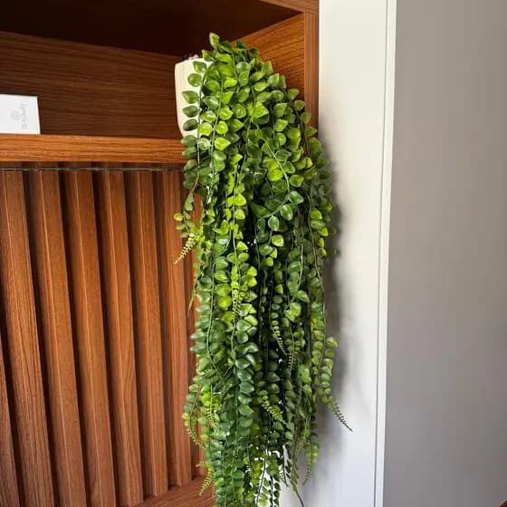 Vaso Decorativo com Samambaia Artificial Pendente – 65cm | Planta Cheia no Vaso de Cerâmica