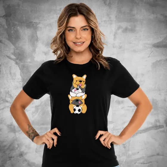 Camisa Feminina Estampa Fofa de Buldogues Franceses com Bola de Futebol