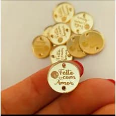 Kit 30 Tags Mini "Feito com Amor + Novelo" – Acrílico Espelhado – 1,5cm – Várias Cores