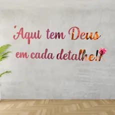 Espelho Decorativo Frase "Aqui, tem Deus em cada detalhe!" em Acrílico Espelhado - Acrilc Ingá