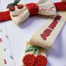 PRENDEDOR  DE CHUPETA  + LAÇO PERSONALIZADO COM NOME DA BEBE