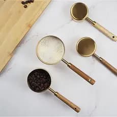 Kit 4 Colheres Medidoras de Metal Dourado com Cabo de Madeira  Medidas Precisas e Design Sofisticado