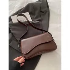 Bolsa Baguete Assimetrica de ombro tendencia atemporal e elegante com regulagem nas alças