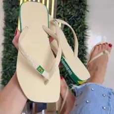 Chinelo do Brasil Branco com Bandeirinha na Tira e traseirinha | Copa 2026 | Feminino