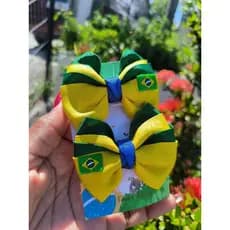 Parzinho de Laços Infantil Brasil Copa do Mundo no Bico de Pato Encapado/ Presilhas/ Meia de seda