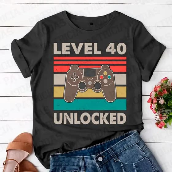 Camiseta Unissex 100% algodão, Vintage, Level 40 Unlocked. P ao GG