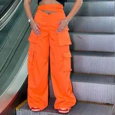 Calça Cargo com  Bolsos e Fita na Cintura Decote V