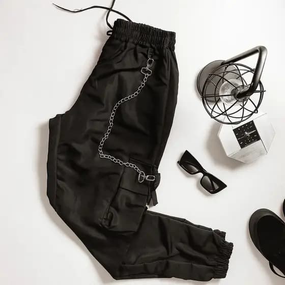 Calça Cargo Jovem Mulher com Bolso Grande  3D e Corrente Prateada
