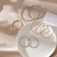 KIT 3 BRINCOS DE ARGOLA LISO - PRATA E DOURADO Tamanhos Aleatórios.