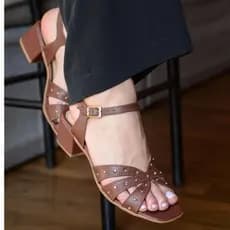 Sandália Feminina Salto Bloco FERALCCI Conforto Elegante Tiras Cruzadas Moda com Tachas Douradas 458