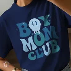 Camiseta Feminina Boy Mom Club | Estampa Azul Divertida com Tipografia Estilosa