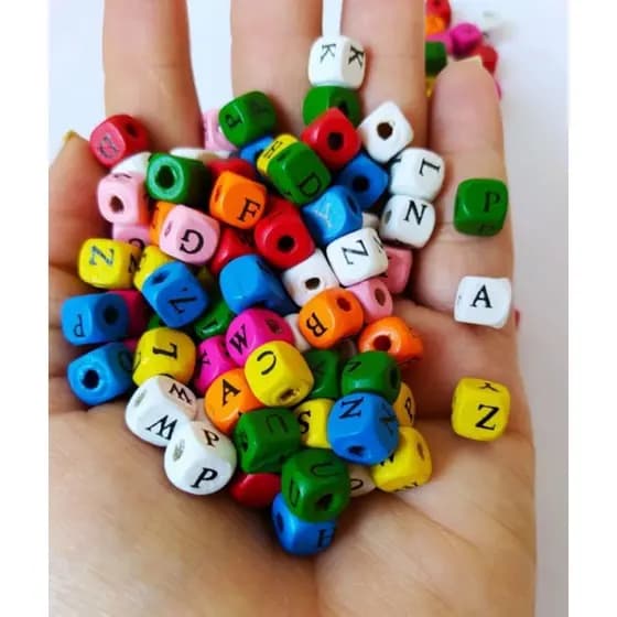 Miçangas de Letras 10x10mm Madeira Coloridas 100 Peças.