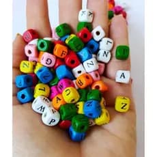 Miçangas de Letras 10x10mm Madeira Coloridas 100 Peças.