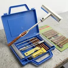 Kit Metal Remendo Conserto Reparo Furo Pneu Sem Camera Carro Moto Refil 15 Macarrão Tarugo C/ Maleta