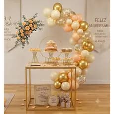 Kit Festa Ouro e Madeira: 1 Mesa Desmontável + Jogo 5 Boleiras Suportes + Mini Arco Decorativo