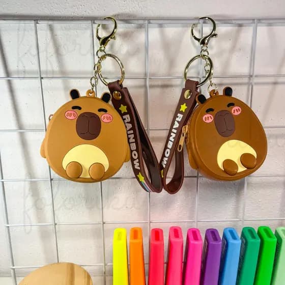 Chaveiro Capivara com Bolsinha com Ziper Porta Moeda Fone de Ouvido Chave
