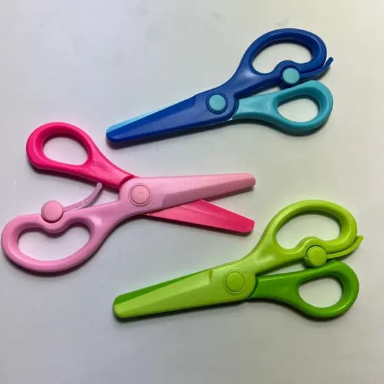 Tesoura Infantil - Sem Ponta - Não corta cabelo - Com mola para aprendizado Tesoura não corta pele