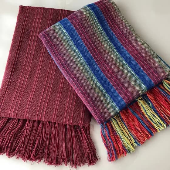 Kit 2 Mantas Para Sofá Xale Decorativa Cor  Marsala e Colorida 1,80x1,20 m 100% Algodão Tear Mineiro