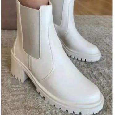 Bota Feminina Salto 7CM Chealse Tratorada Blogueira Confortável Macia Lançamento KALLYS 4762