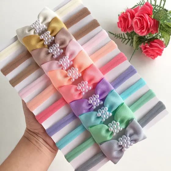 Kit com 10 lacinhos gravata péroladas para bebês rn tiara laços infantil 0 a 18 meses