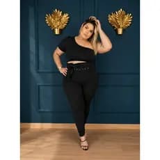 Calça Skiny Plus Size, Cós alto, com cinto, Veste do 46 ao 52, Tecido Crepe de Malha com Relevo