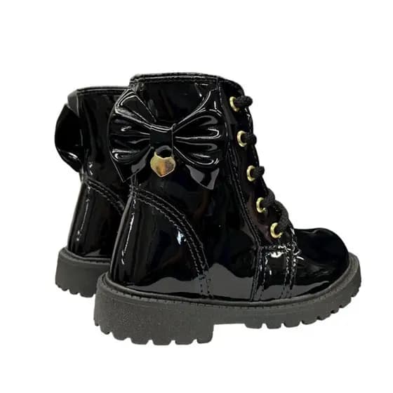 Bota preta menina infantil estilo coturno com detalhe de laço verniz brilhosa confortável tratorada.