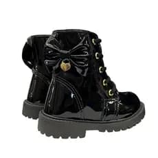 Bota preta menina infantil estilo coturno com detalhe de laço verniz brilhosa confortável tratorada.