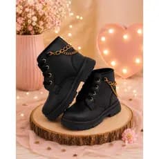 Bota preta menina estilo coturno tratorada com detalhe em corrente confortável estilosa