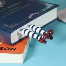 Marcador de Página Divertido em Forma de Salto Alto, PVC, Meias Listradas em Preto e Branco e Sapatos Vermelhos Brilhant