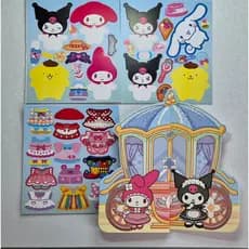 Livro Cenário Sanrio com adesivos - carruagem troca roupa personagens