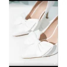 Scarpin Branco com Laço Tamanho 37 Salto Médio 8cm Bico Fino Sapato Feminino Elegante Perolizado