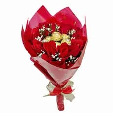 BUQUE MEDIO COM CHOCOLATES FERRERO ROCHER E ROSAS ARTIFICIAIS