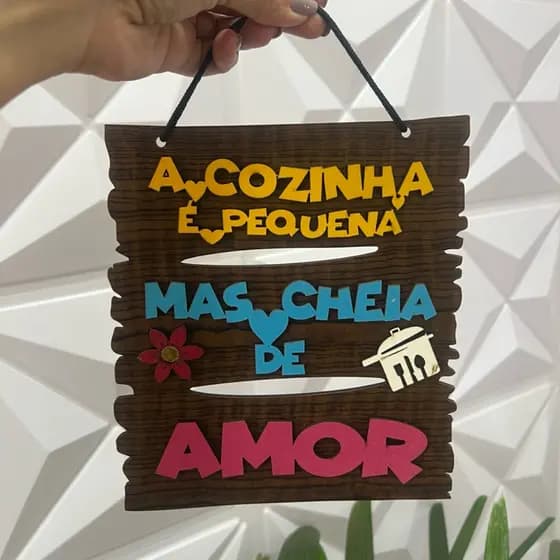 Placa Decorativa Decoração Casa “A COZINHA É PEQUENA MAIS É CHEIO DE AMOR.”