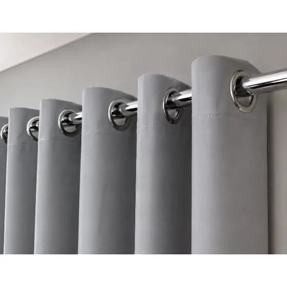 Cortina blackout com pequenos defeitos